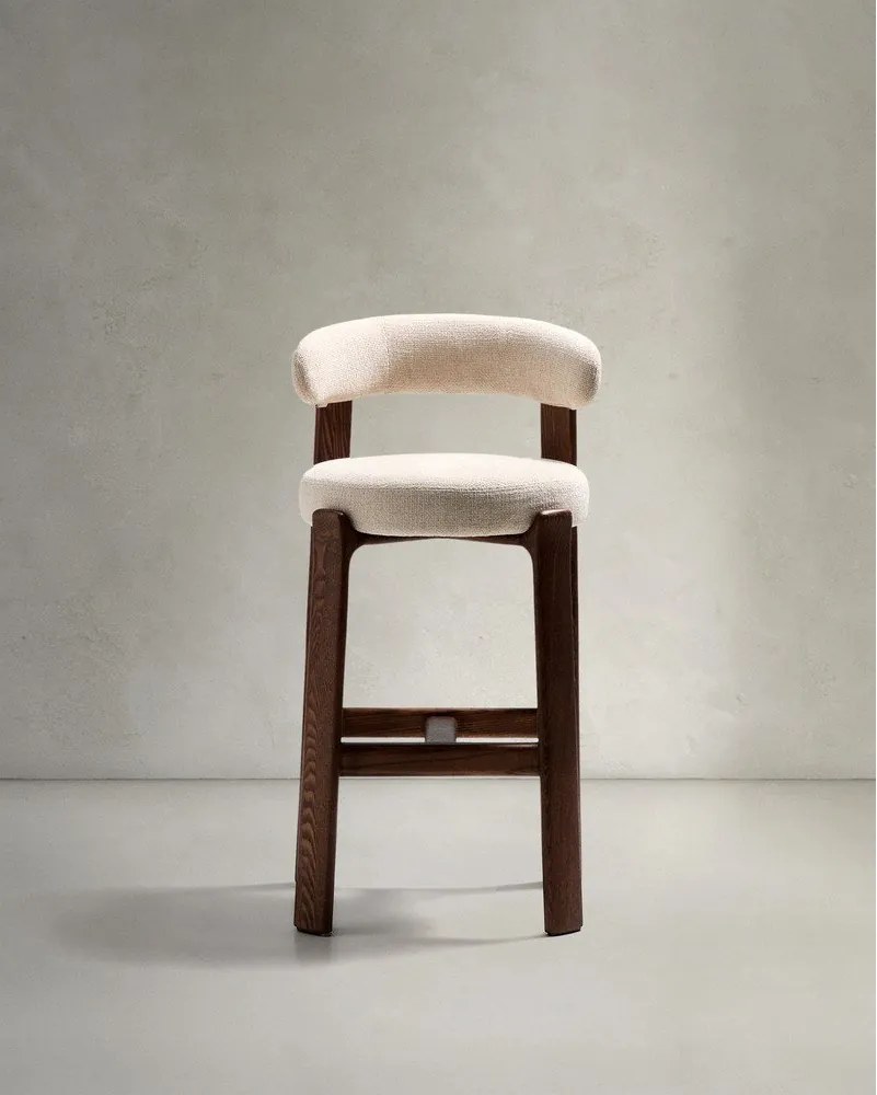 Hoker w kolorze beżowo-ciemnonaturalnym z litego drewna jesionowego (wysokość siedziska 75 cm) Granite – Kave Home