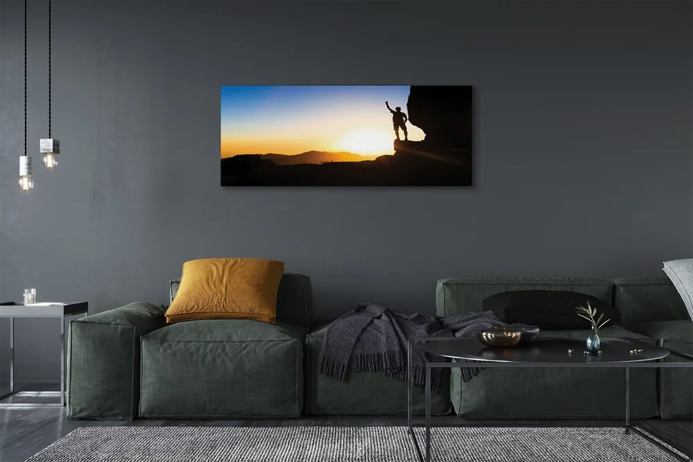 Obraz drukowany na płótnie Człowiek w Górach o Zachodzie