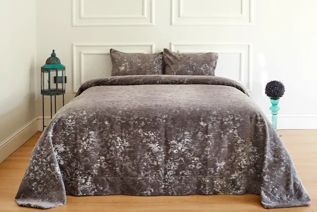 Narzuta na łóżko AVENA w pudełku prezentowym z poduszkami