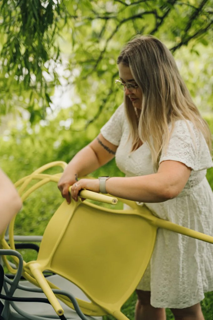 Zestaw 4 czarnych plastikowych krzeseł KATO