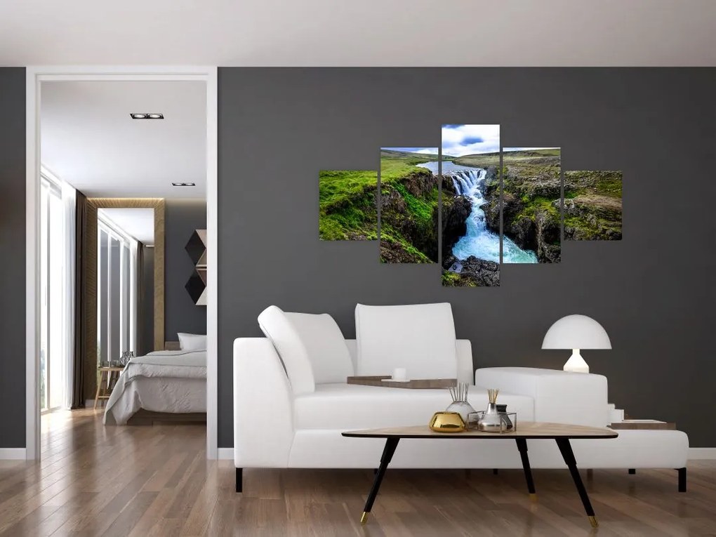 Obraz wodospadu między skałami (125x70 cm)