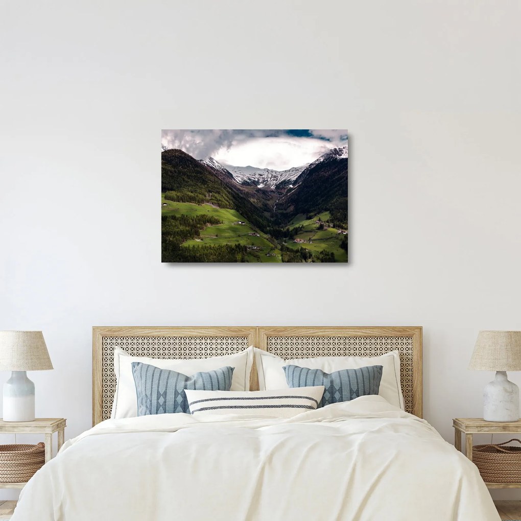 Obraz na szkle - Dolina pod górami (70x50 cm)