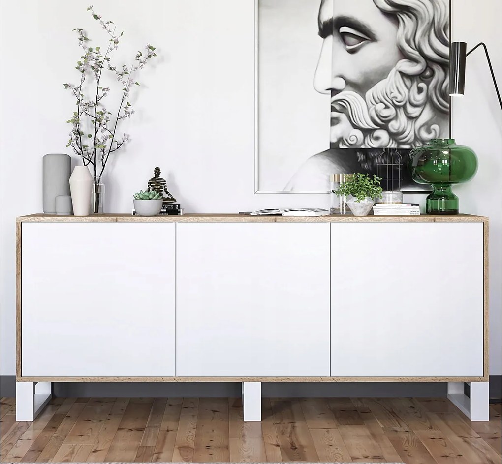 Komoda z 3 drzwiami – korpus dąb wotan, fronty biały mat – 168 cm, metalowe nogi