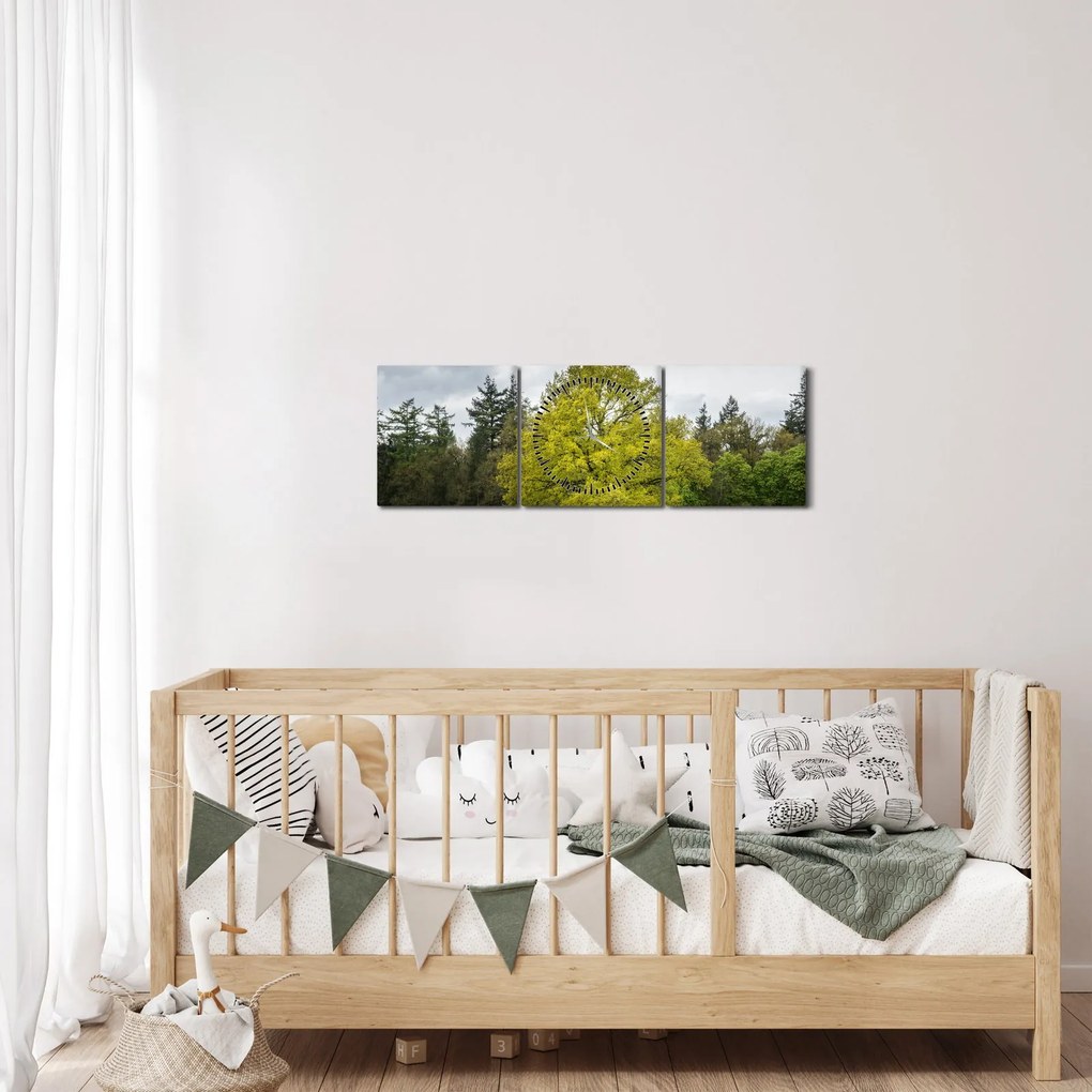Obraz zielonego drzewa na środku pola (z zegarem) (90x30 cm)