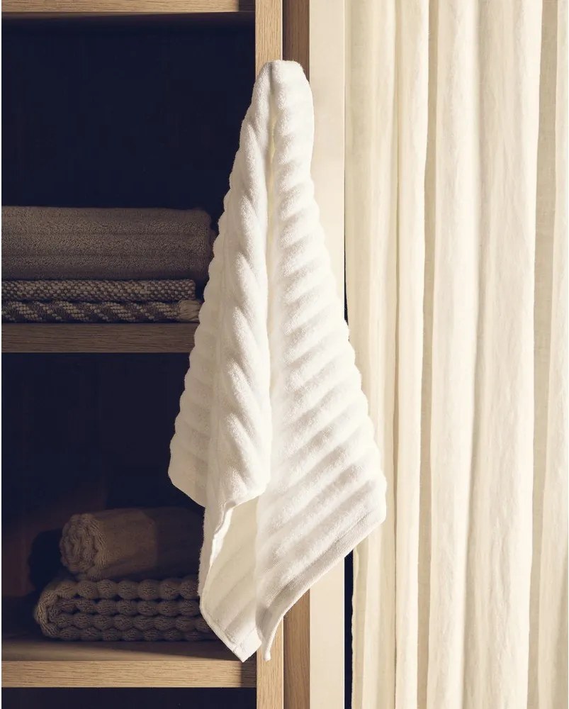 Biały bawełniany ręcznik kąpielowy frotte 70x140 cm Navira – Kave Home