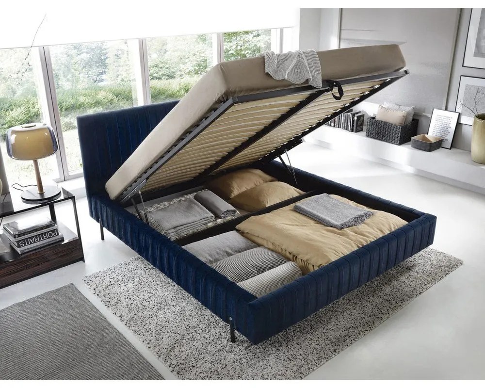 Ciemnoniebieskie tapicerowane łóżko dwuosobowe ze schowkiem ze stelażem 160x200 cm Plissa – ELTAP