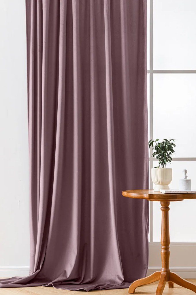 Jasnofioletowa zaciemniająca zasłona VELVET 140x270 cm Zawieszanie: Taśma z wiązaniami