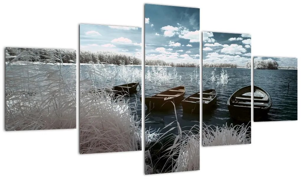 Obraz - Drewniane łodzie na jeziorze (125x70 cm)