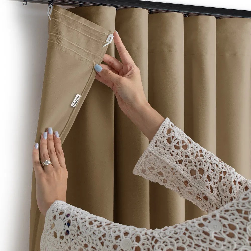 Beżowa aksamitna zasłona częściowo zaciemniająca (dimout) 530x250 cm Velto – Filumi