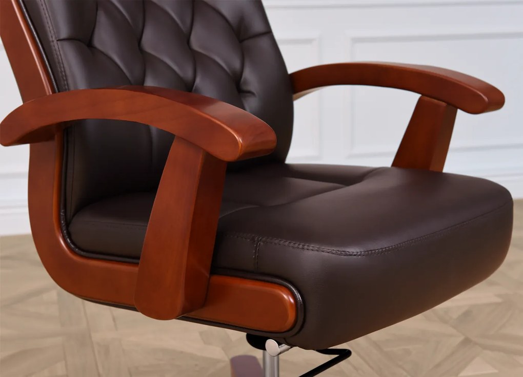 Elegancki fotel gabinetowe Consul tapicerowany skórą naturalną w kolorze brązowym, czarnym lub kremowym. Fotel ma drewnianą ramę i podłokietniki, mechanizm tilt, jest wygodne i solidnie wykonane.