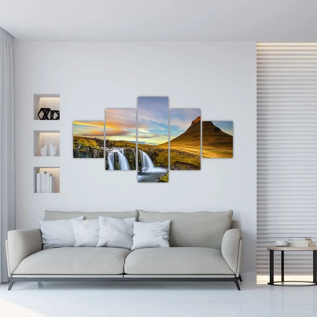 Zdjęcie góry i wodospadów na Islandii (125x70 cm)