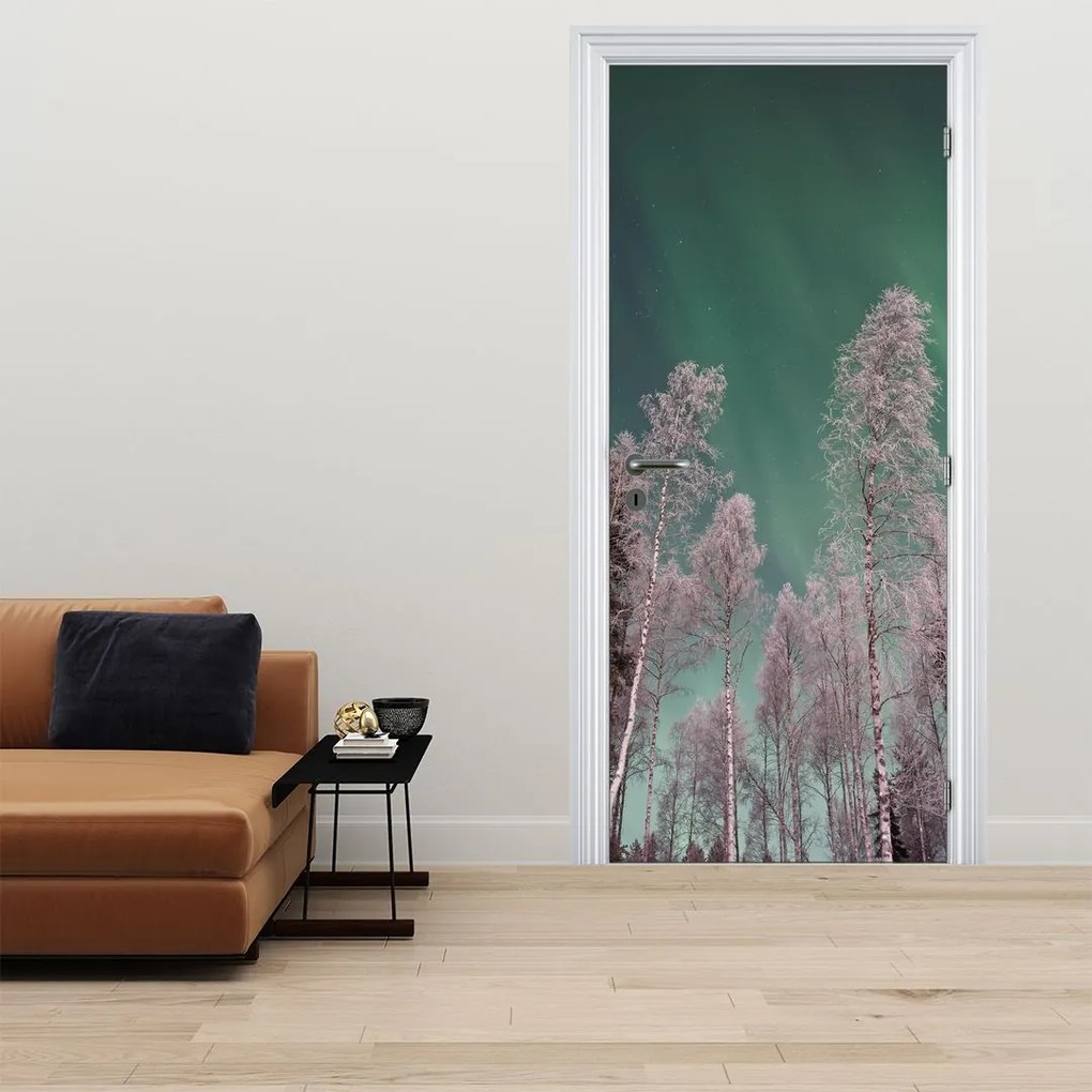 Fototapeta na drzwi - Zorza polarna nad zamarzniętymi drzewami (95x205cm)