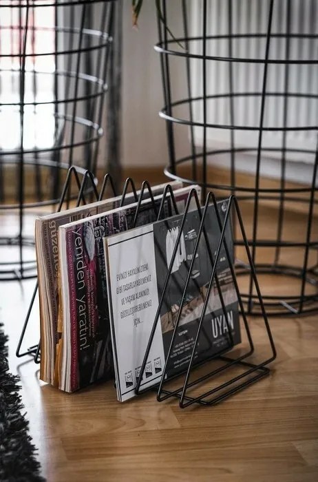 Uchwyt na czasopisma Alvin, czarny