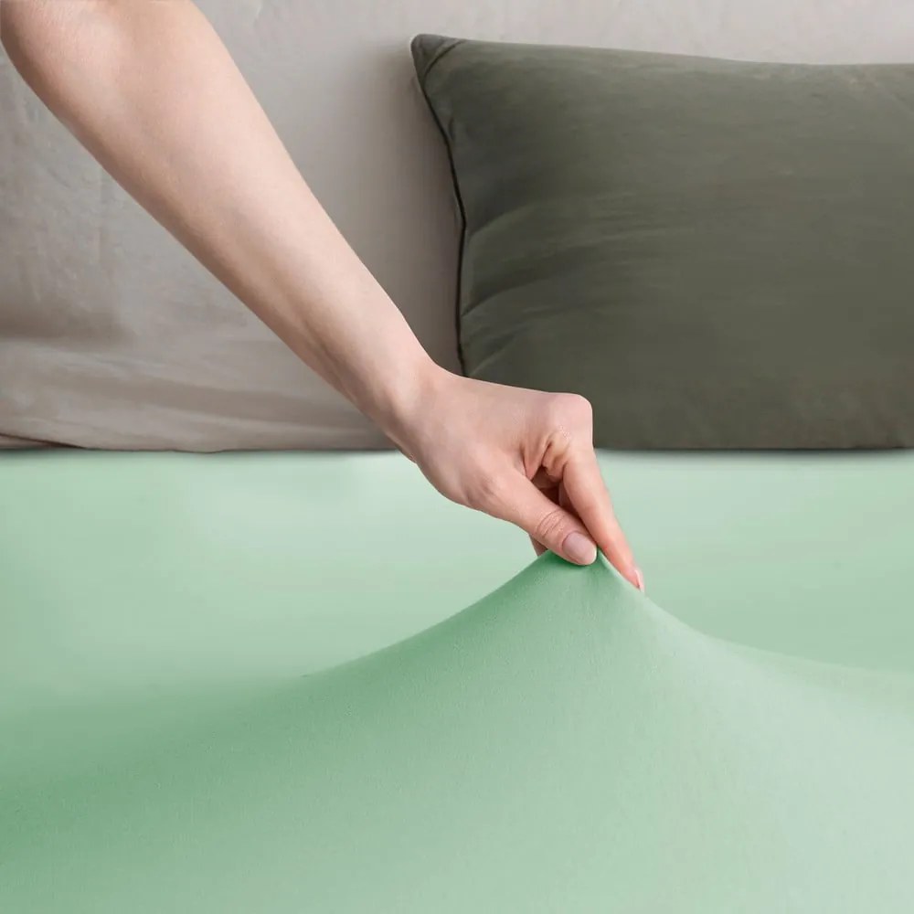 Jasnozielone dżersejowe prześcieradło z gumką 140x200 cm Amber – Restilo