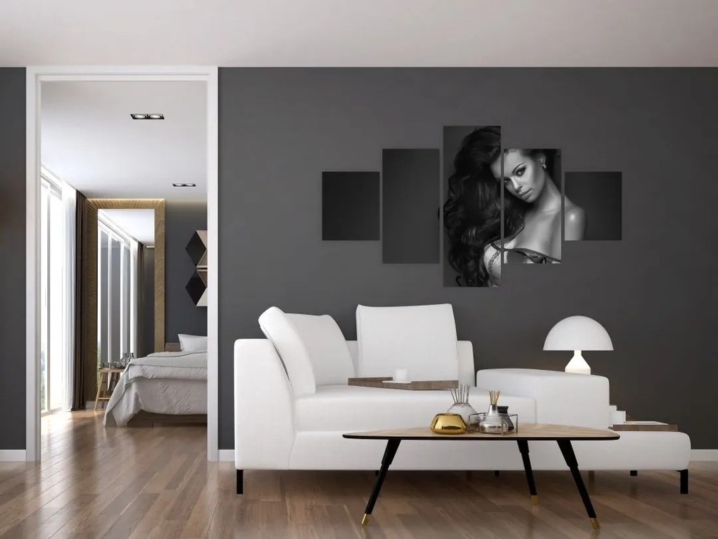 Obraz - Czarno - biały portret uwodzicielskiej kobiety (125x70 cm)
