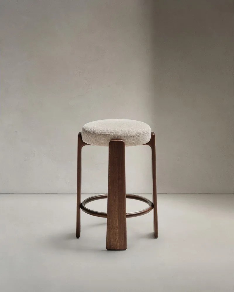 Hoker w kolorze beżowo-ciemnonaturalnym z litego drewna jesionowego (wysokość siedziska 75 cm) Granite – Kave Home