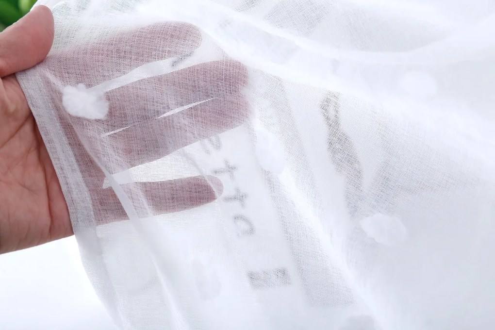 Biała zasłona BRISA w kropki 140x250 cm Zawieszanie: Metalowe pierścienie