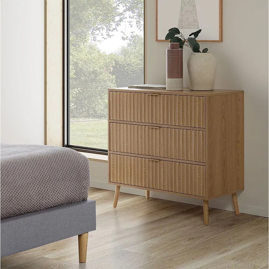 Komoda nocna Lluvi z 3 szufladami, kolor dębu, szerokość 80 cm.