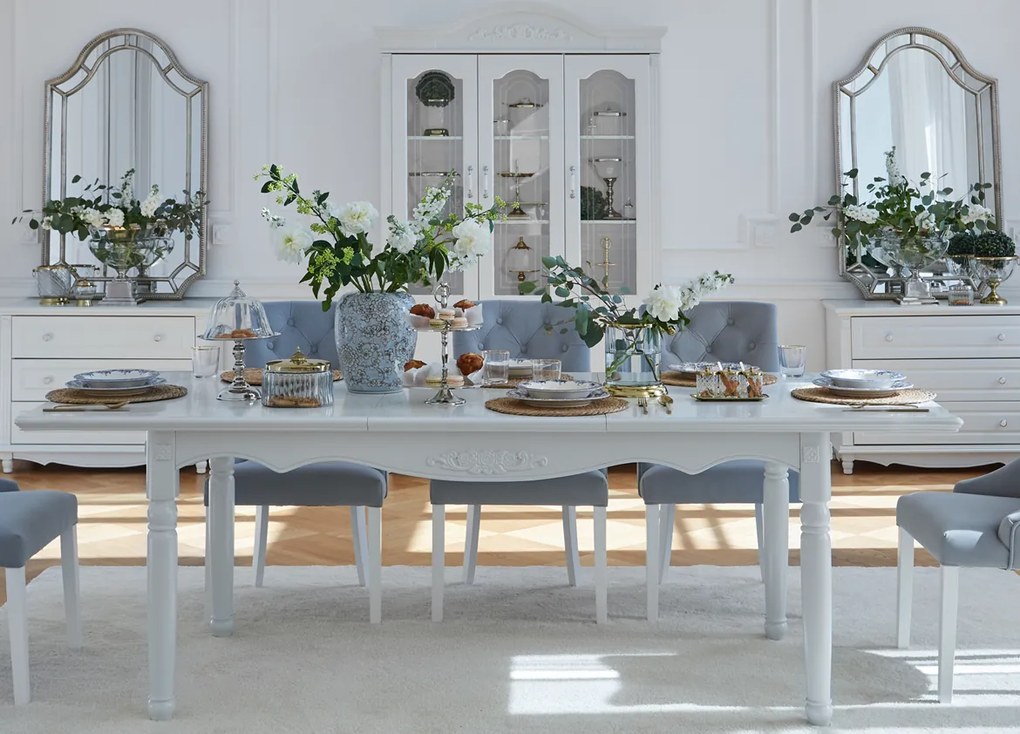 Elegancki biały stół do jadalni rozkładany Abigail 180x100x80 cm, wymiary po rozłożeniu 240x100 cm. Stół ma toczone nogi, jest zdobiony sztukaterią. Stół do salonu. Meble w stylu angielskim Victoria.
