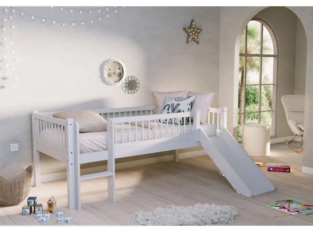 Białe podwyższone łóżko dziecięce z litego drewna dębowego ze zjeżdżalnią i stelażem 90x200 cm Forrest – Vipack