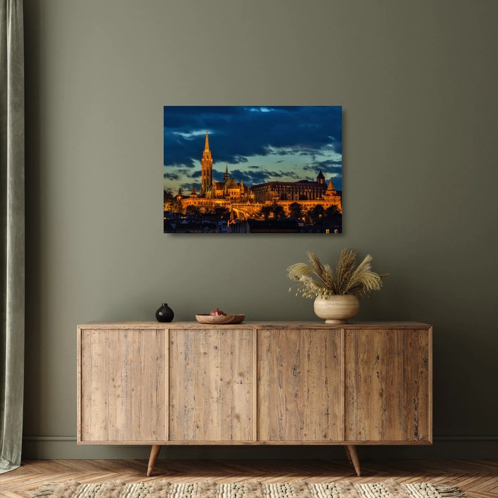 Obraz na szkle - oświetlony budynek (70x50 cm)