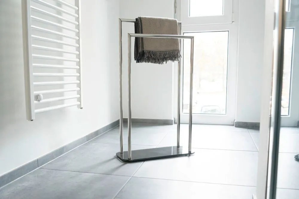 Metalowy stojak na ręczniki RAVINA, wys. 80 cm