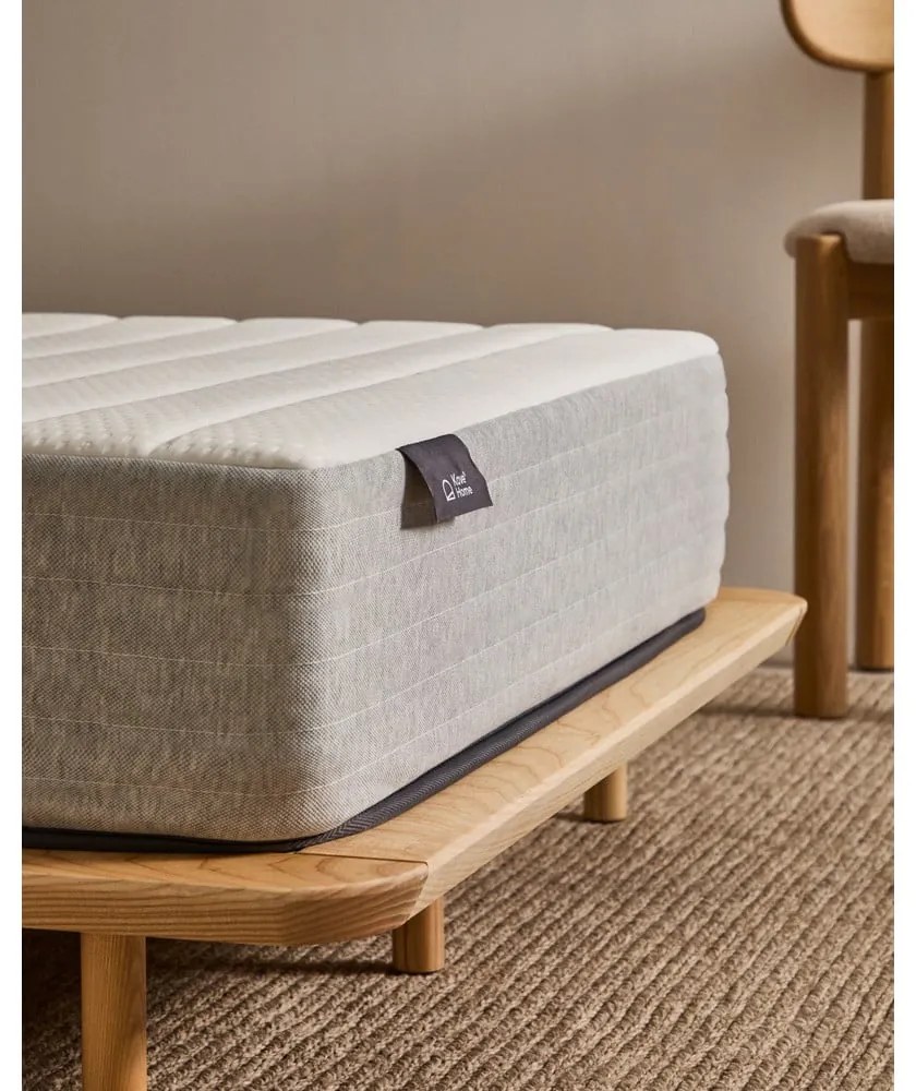 Twardy sprężynowy materac termoregulacyjny 135x190 cm Juno – Kave Home
