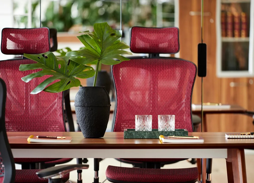 Wygodny fotel biurowy ergonomiczny Ergo 500. Fotel tapicerowany przewiewną siatką Mesh, 5 kolorów do wyboru. Fotel ma regulowane oparcie, podłokietniki. wysokość zagłówka. Nowoczesne meble biurowe.