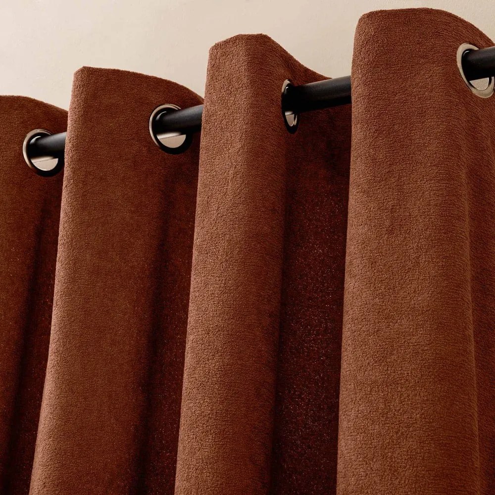Zasłona z materiału bouclé w kolorze terakoty 140x260 cm Winona – douceur d'intérieur
