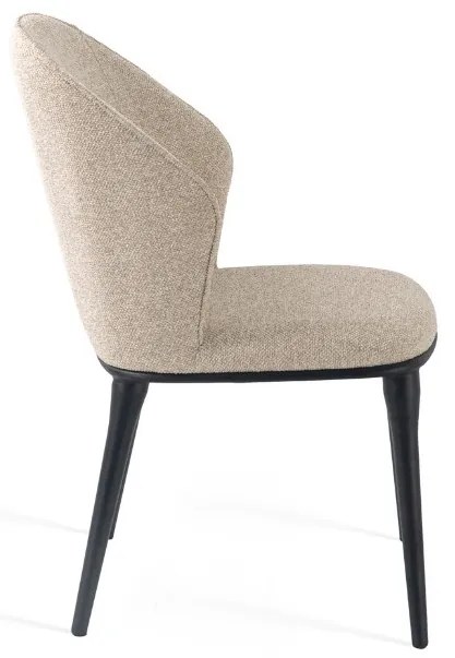 Stylowe krzesło Siena tapicerowane miękką tkaniną w odcieniu beżowym. Miękkie siedzisko, zaokrąglone oparcie i metalowe nogi łączą nowoczesny wygląd z wyjątkowym komfortem.