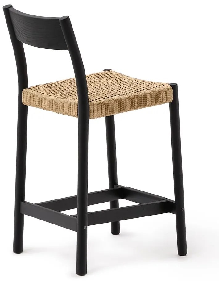 Czarny hoker z litego drewna dębowego (wysokość siedziska 65 cm) Yalia – Kave Home