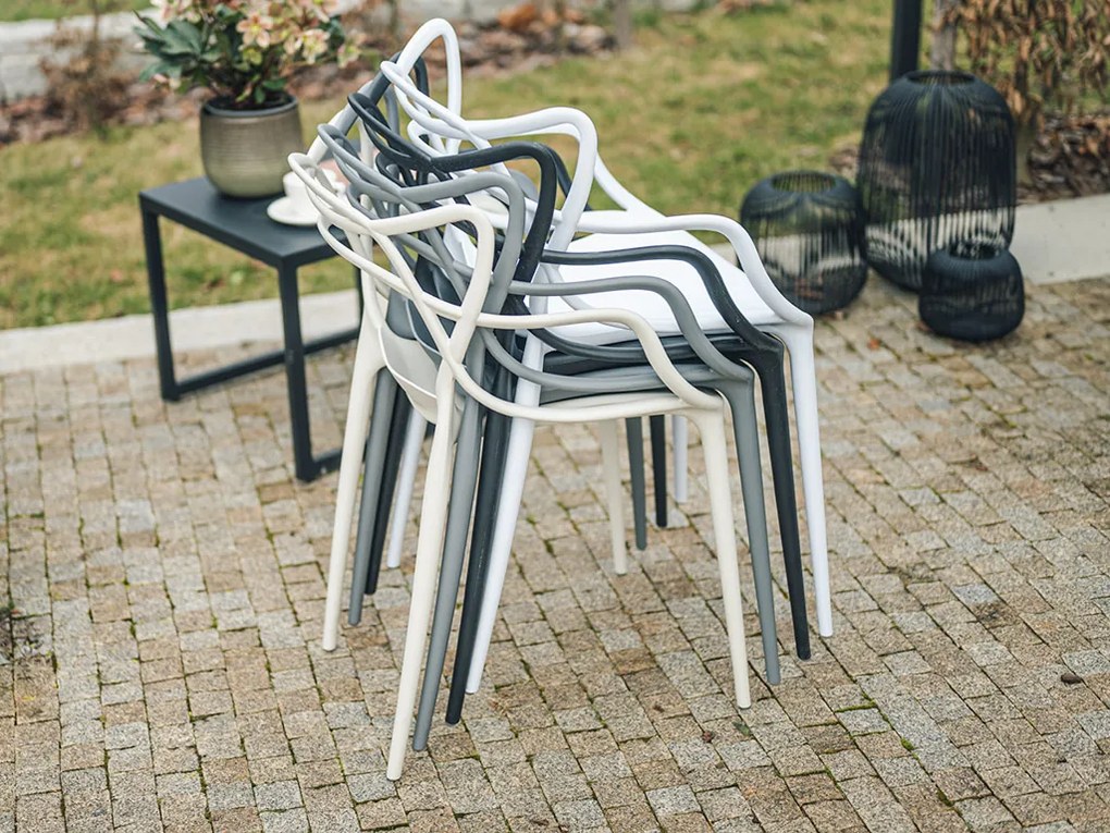 Zestaw 4 czarnych plastikowych krzeseł KATO