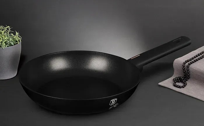 Czarna patelnia z tytanową powłoką 24cm S7-H81
