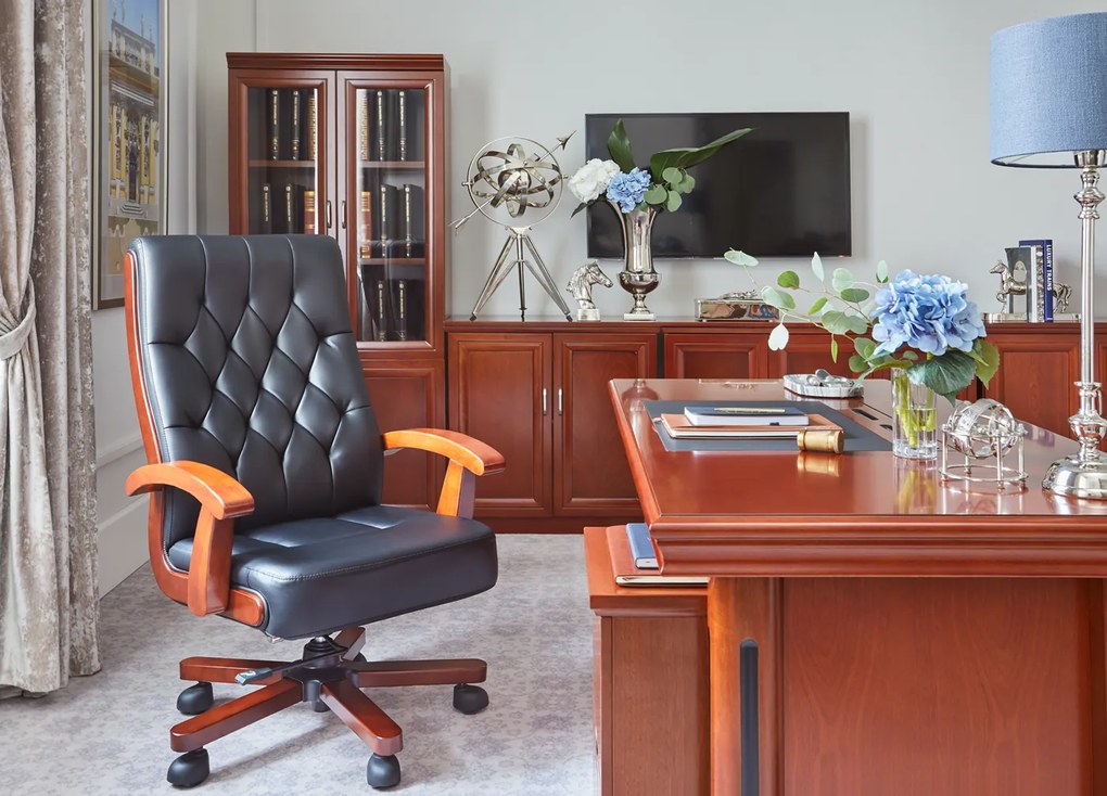 Elegancki fotel gabinetowe Consul tapicerowany skórą naturalną w kolorze brązowym, czarnym lub kremowym. Fotel ma drewnianą ramę i podłokietniki, mechanizm tilt, jest wygodne i solidnie wykonane.