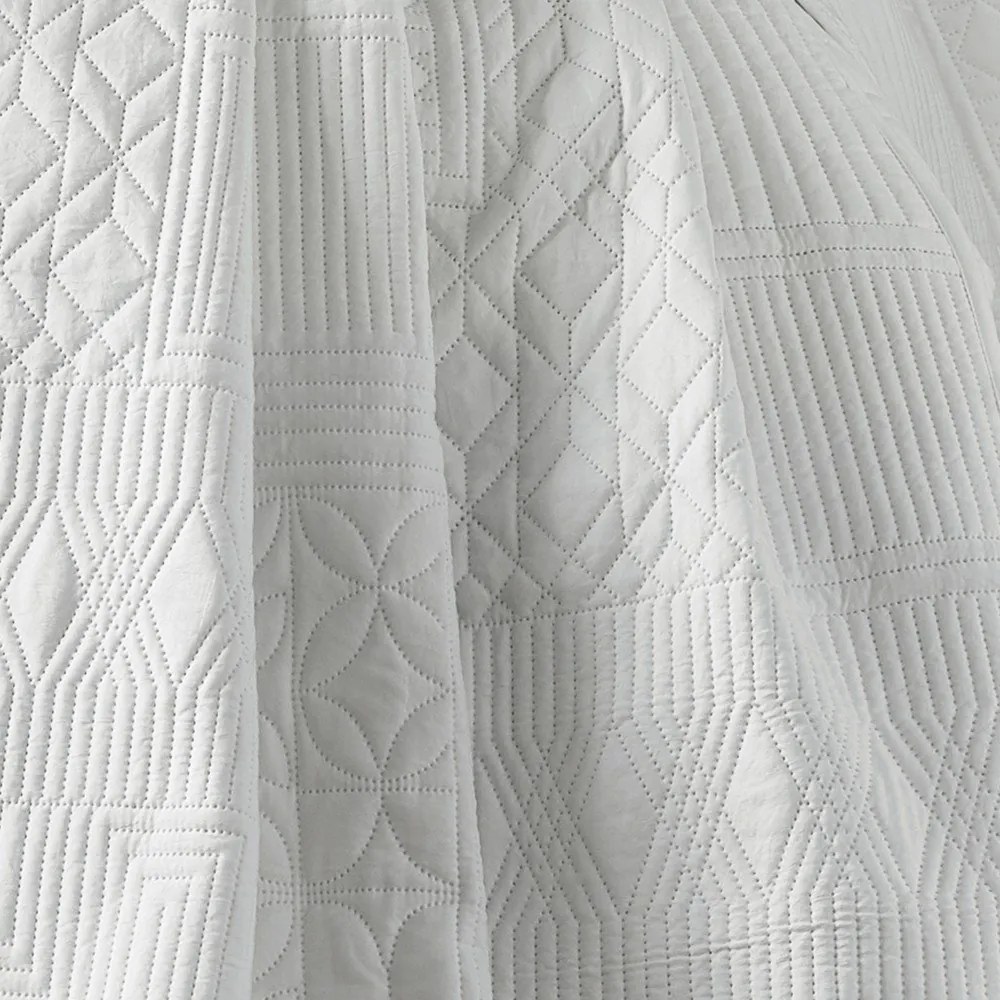 Biała narzuta pikowana 220x230 cm Folkstone Geo – Catherine Lansfield