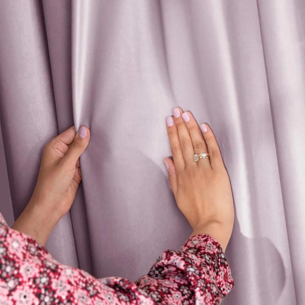 Jasnoróżowa aksamitna zasłona częściowo zaciemniająca (dimout) 140x270 cm Eyelets – Restilo