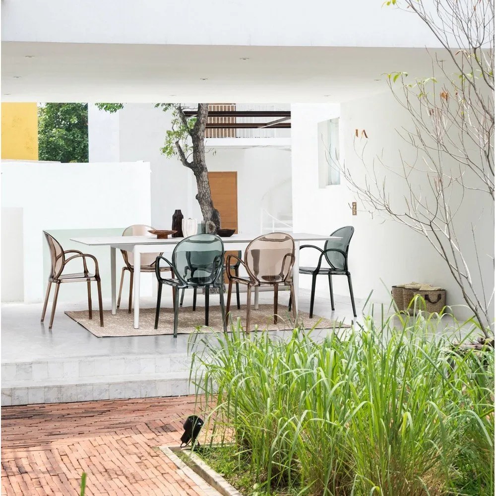 Jasnobrązowe plastikowe krzesło ogrodowe Camilla – Bizzotto