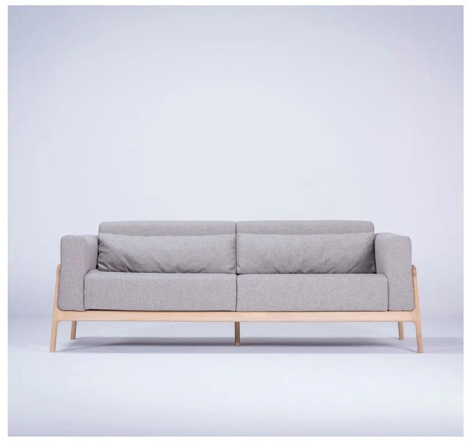 Szara sofa z konstrukcją z litego drewna dębowego Gazzda Fawn, 210 cm