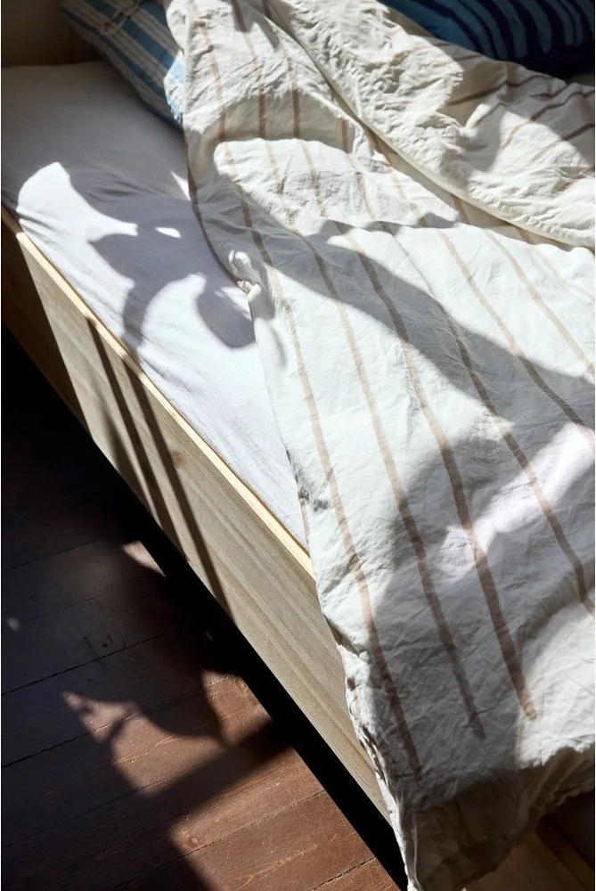 Łóżko jednoosobowe z litego drewna sosnowego bez zagłówka ze stelażem 120x200 cm w naturalnym kolorze Merge – Karup