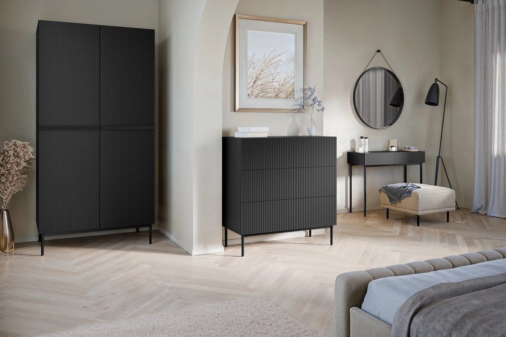 Komoda Nicole 100 cm z szufladami z ryflowanym frontem - czarny mat / czarne nóżki