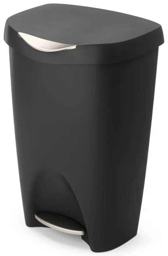 Czarny plastikowy kosz na śmieci z pedałem 50 l Brim – Umbra
