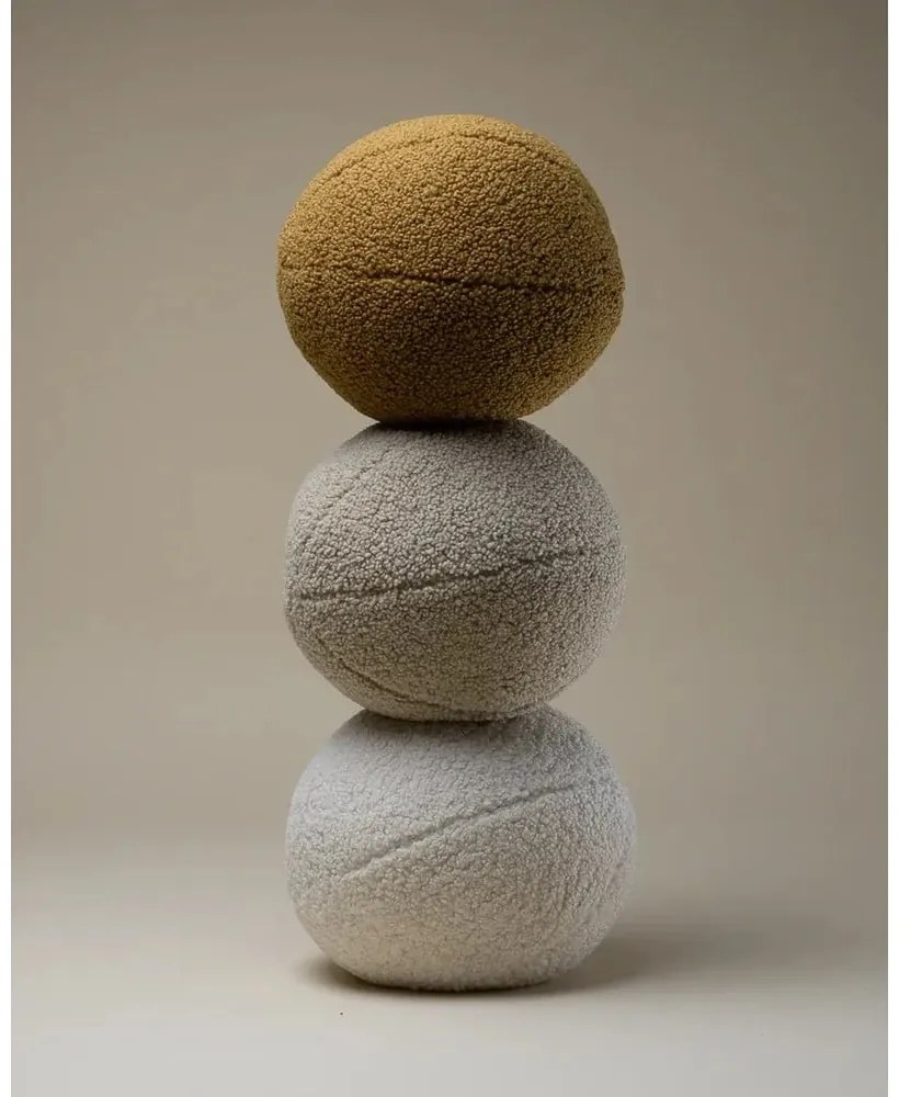Jasnobrązowa poduszka na sofę dziecięcą z materiału bouclé Ball – Wigiwama