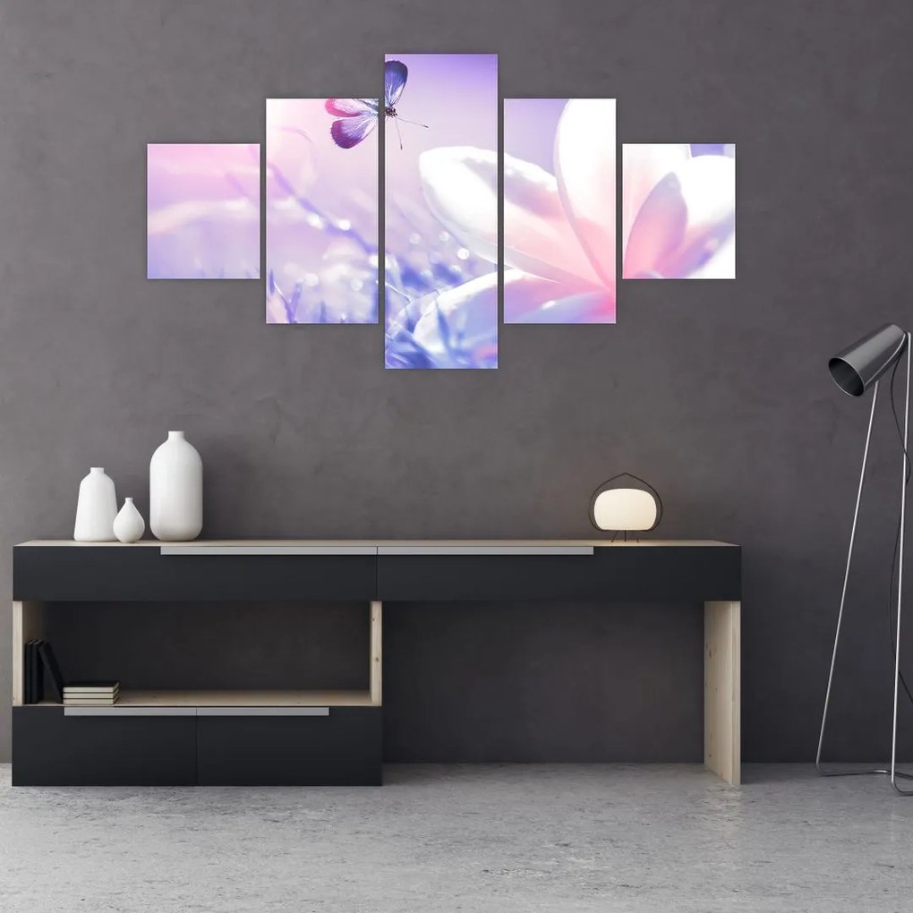 Obraz - Motyl lecący do kwiatu (125x70 cm)