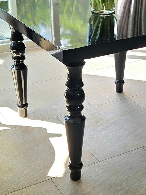Czarny stół, toczone nogi, wysoki połysk.