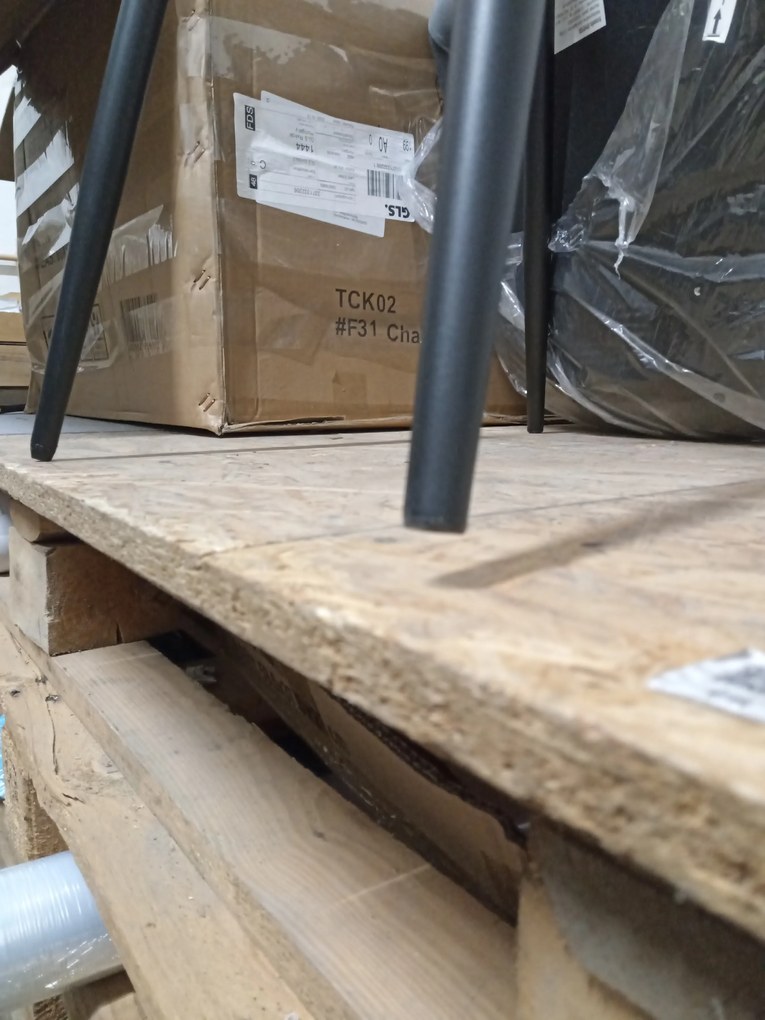 PROMOCJA Szare aksamitne krzesło LAVA z czarnymi nogami II. jakość