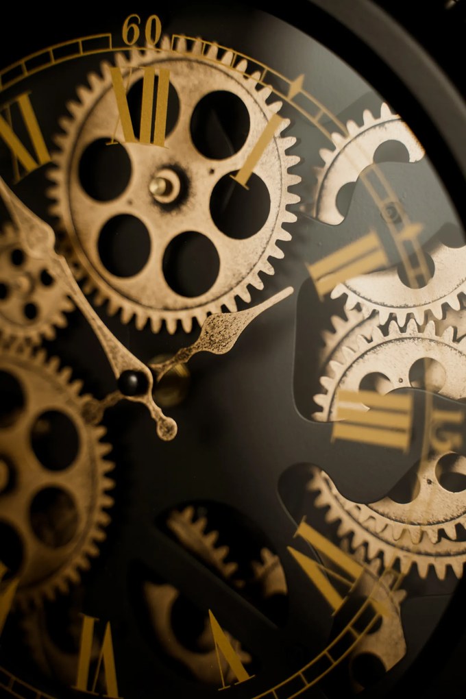Zegarek z widocznym mechanizmem, cichy