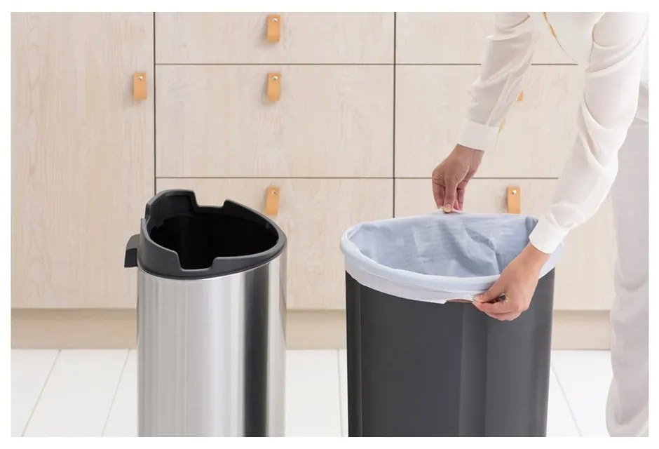 Stalowy kosz na śmieci otwierany na dotyk w kolorze matowego srebra 40 l Touch Bin – Brabantia