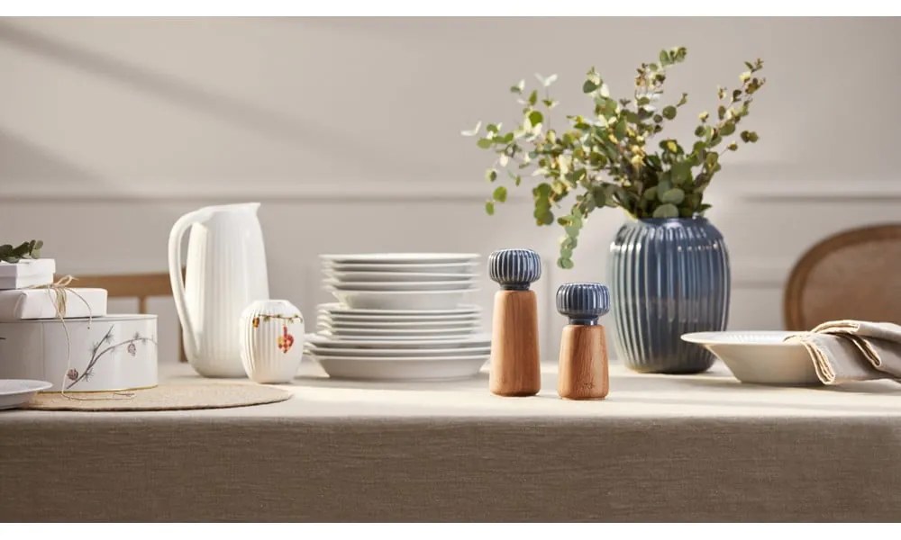 Młynek do przypraw z drewna dębowego z szaroniebieskim porcelanowym detalem Kähler Design Hammershoi, wys. 17,5 cm