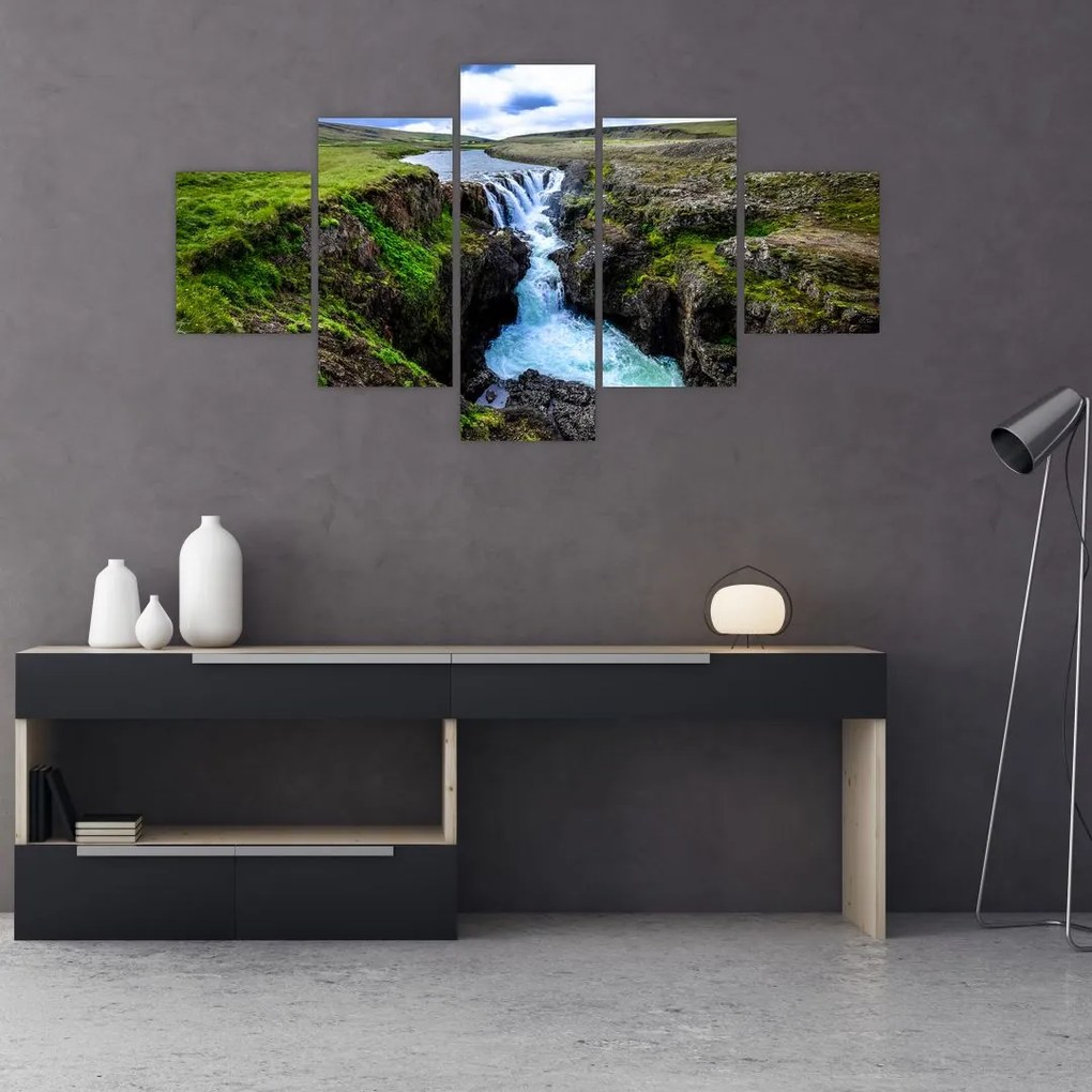 Obraz wodospadu między skałami (125x70 cm)