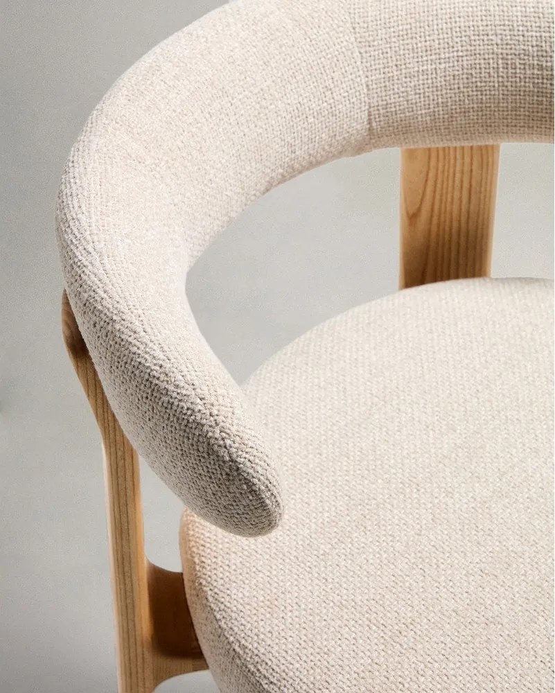 Beżowy/w jasnym naturalnym kolorze hoker z litego drewna jesionowego (wysokość siedziska 75 cm) Granite – Kave Home